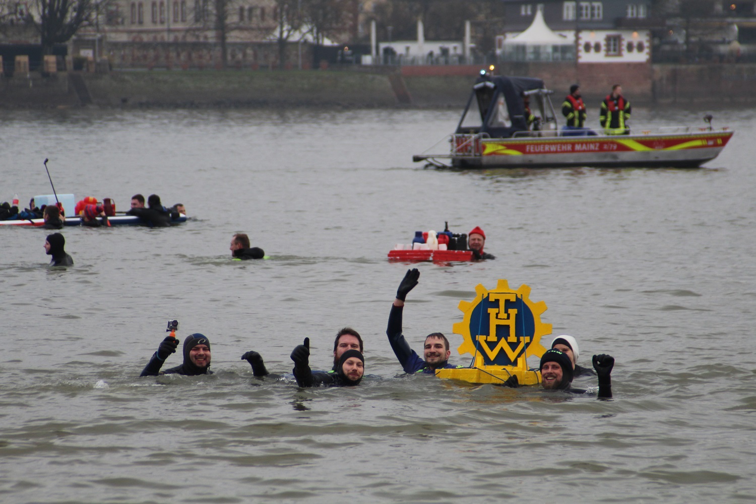 Silvester-Stromschwimmen der Feuerwehr Mainz