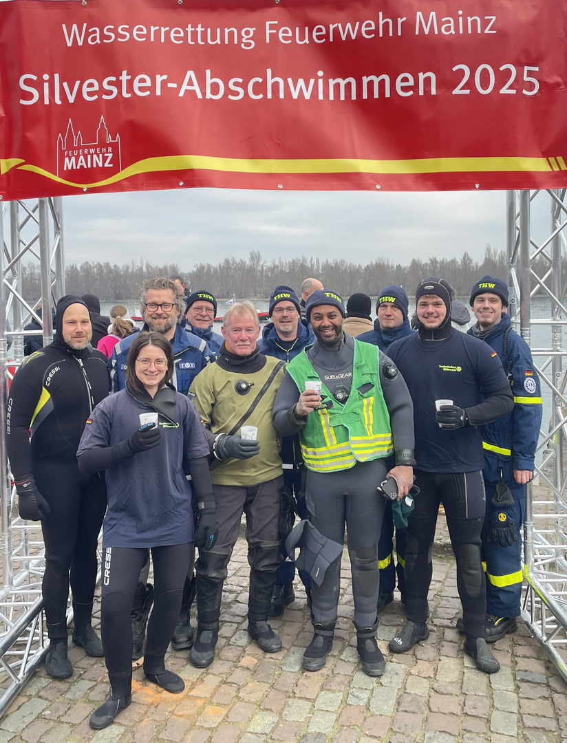 THW Einsatzkräfte vor dem Abschwimmen